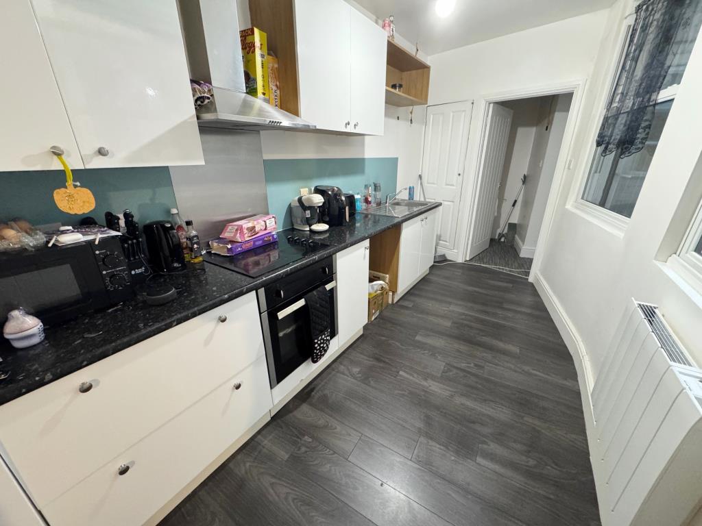 Lot: 101 - FREEHOLD INVESTMENT BLOCK OF THREE APARTMENTS - Flat 2  kitchen